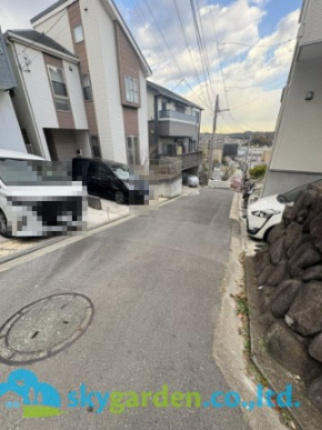 鎌倉市台4丁目　新築戸建　全1棟1号棟の前面道路含む現地写真