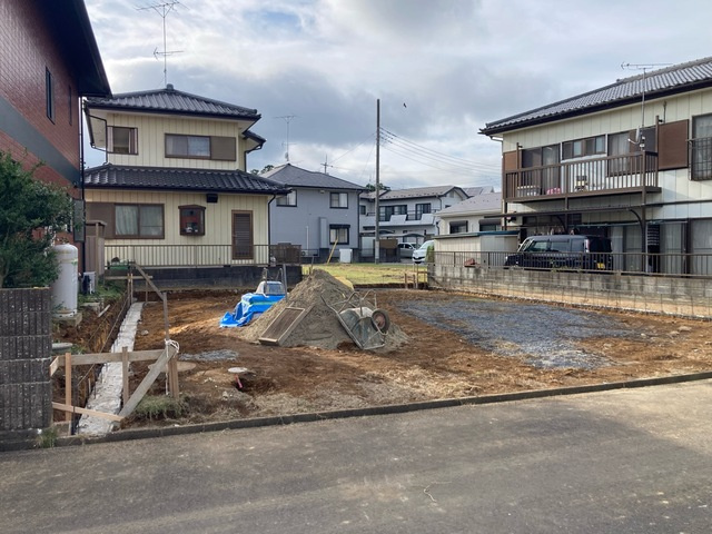 リーブルガーデン  笠間市吉岡　第1　限定1棟！の前面道路含む現地写真|敷地面積約56坪。２台並列駐車可能なカースペース確保。