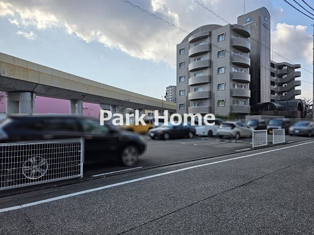 サーパス北本町の駐車場