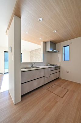 【キッチン】 | 大泉町寄木戸7期5棟 グラファーレ　4号棟 | 人気の対面式キッチン。お食事の準備をしながらでもご家族とのコミュニケーションを楽しめます♪
