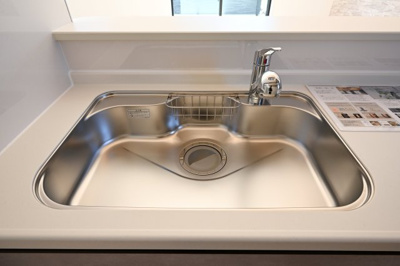 【キッチン】 | 大泉町寄木戸7期5棟 グラファーレ　4号棟 | システムキッチンは女性目線で設計されており、シンクも広く使いやすい設計です♪