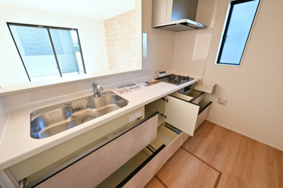 【キッチン】 | 大泉町寄木戸7期5棟 グラファーレ　4号棟 | 家族並んで料理ができるワイドカウンターのキッチン♪ 
スライド収納でラクラク収納できます♪  