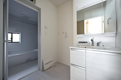 【独立洗面台】 | 大泉町寄木戸7期5棟 グラファーレ　4号棟 | 収納力が豊富な洗面台はドライヤーから化粧品までスッキリ収納できます♪