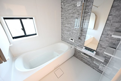 【浴室】 | 大泉町寄木戸7期5棟 グラファーレ　4号棟 | 清潔感あるお風呂はフルオートバスでお湯張りもラクラク♪
お風呂は窓があるので換気もできます。