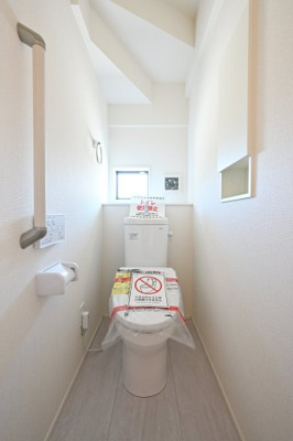 【トイレ】 | 大泉町寄木戸7期5棟 グラファーレ　4号棟 | 暖房便座などがついた高機能シャワートイレです。