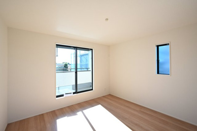 【洋室】 | 大泉町寄木戸7期5棟 グラファーレ　4号棟 | 2階のベッドルームはバルコニーとつながっています。
たっぷり光が入るので気持ちよく目覚められます♪ 