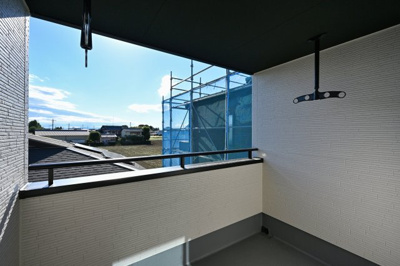 【バルコニー】 | 大泉町寄木戸7期5棟 グラファーレ　4号棟 | バルコニーは屋根付きのインナーバルコニーとなっております。
洗濯物を突然の雨から守ってくれます♪