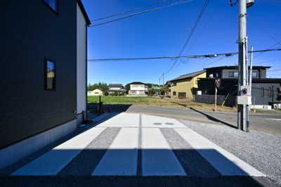 【駐車場】 | 大泉町寄木戸7期5棟 グラファーレ　4号棟 | 並列駐車可能なカースペースです！お客様も遊びに来やすいですね♪