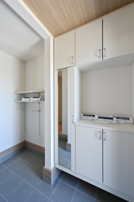 【玄関】 | 大泉町寄木戸7期5棟 グラファーレ　4号棟 | 天井までの高さがあるたっぷり玄関収納。可動棚で調整可能ですので、背の高いブーツもすっぽり収まります。