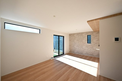 【居間・リビング】 | 大泉町寄木戸7期5棟 グラファーレ　4号棟 | 広々としていて明るい日差しもたくさん入ってきます。家具を置いてもゆとりある空間となっております♪