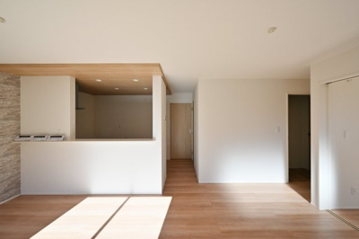 【居間・リビング】 | 大泉町寄木戸7期5棟 グラファーレ　4号棟 | 温かみのある木目のフローリングが印象的なリビング。
家族団らんの時間をゆったりとお楽しみください♪