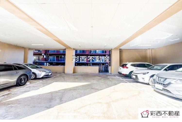 朝日パリオ狭山の駐車場|広々とした駐車場。