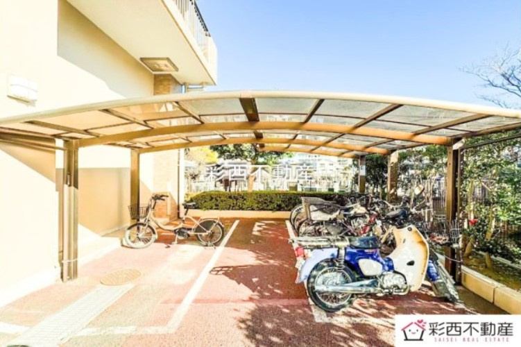 朝日パリオ狭山の駐輪場|雨の日でも濡れない駐輪スペース。