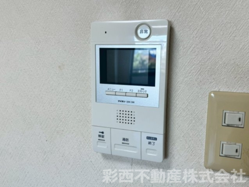 朝日パリオ狭山の防犯設備|「見える安心」をカタチにしました。誰が来てもわかる様にモニター付きインターホンを設置。家事導線を考慮した個所に設置し、防犯性と利便性に優れ快適と安らぎを合わせた優しい設計。
