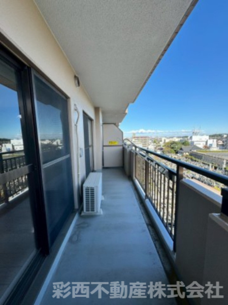 朝日パリオ狭山のバルコニー|太陽の光が射し込むバルコニーは、洗濯物を干すのが楽しくなりますね♪
