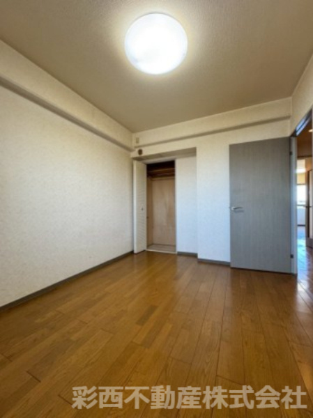 朝日パリオ狭山の洋室|便利な収納付きでお部屋がスッキリと片付きます。
