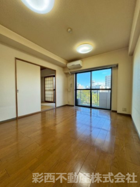 朝日パリオ狭山の居間・リビング|リビングには和室が隣接。お子様が小さいうちは部屋を広げて、大きな遊具も置けるのでのびのびと遊ばせてあげられます！成長したら間仕切りにして子供部屋に。お子様の成長に合わせて変えることができ便利です♪
