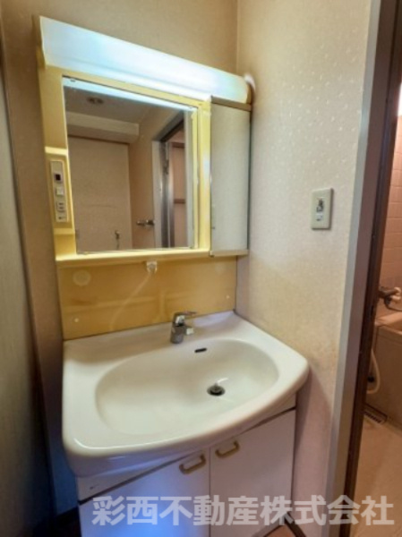 朝日パリオ狭山の独立洗面台|清潔感のある明るい雰囲気の洗面室です。ゆとりある洗面スペースで朝の身支度もスムーズに。
