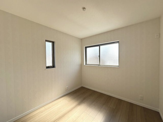 【洋室】 | 針中野３丁目　新築一戸建 | 全居室２面採光ですので、明るく風通しの良い室内に気持ちも明るくなりますね！