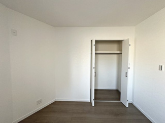 【収納】 | 針中野３丁目　新築一戸建 | クローゼットにはハンガーパイプが付いているので、洋服も綺麗に収納できますね