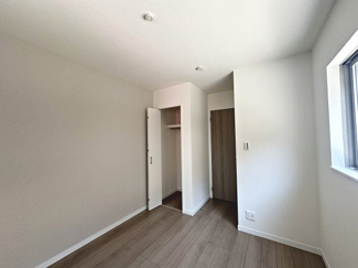 【洋室】 | 針中野３丁目　新築一戸建 | 太陽保育園まで徒歩９分！湯里保育園まで徒歩１０分小さなお子様のいるご家庭も安心ですね♪