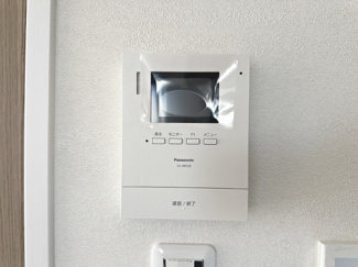 【防犯設備】 | 針中野３丁目　新築一戸建 | ＴＶモニター付きインターホンですので、突然の来客時にも外の様子が確認できて安心です♪