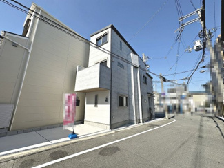 【前面道路含む現地写真】 | 針中野３丁目　新築一戸建 | 前面道路約６ｍと広々ですので、運転の苦手な方も安心です！