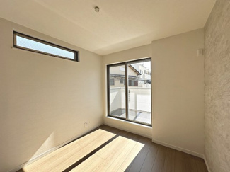 【居間・リビング】 | 針中野３丁目　新築一戸建 | 【北東角地！日当たり・通風良好】たっぷりの陽光に包まれる明るい住まいに気持ちも明るくなりますね！