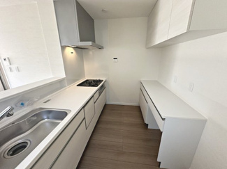 【キッチン】 | 針中野３丁目　新築一戸建 | 【食器洗浄機・カップボード付】対面式を採用したキッチンですので、リビングで寛ぐご家族をいつも感じられます！会話を楽しみながら家事ができますね♪