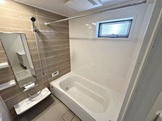 【浴室】 | 針中野３丁目　新築一戸建 | 【浴室乾燥機付いてます】一坪以上の浴室でのびのび一日の疲れを癒して下さいね！浴室に窓が付いているので、換気ができて湿気やカビ防止になりますよ！