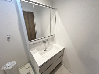 【独立洗面台】 | 針中野３丁目　新築一戸建 | 三面鏡の使いやすい洗面台で朝の身支度もスムーズにできますね♪