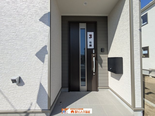 【玄関】 | ＼新 価 格！／涌谷町下町全３棟　３号棟 | 電子キーを採用しています