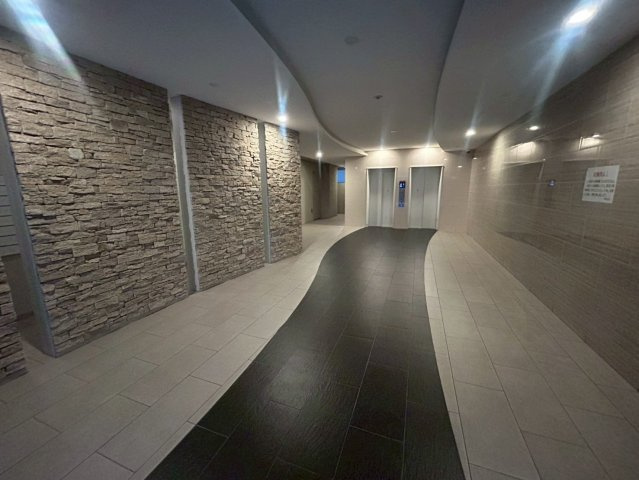 セレニテ桜川駅前プリエのロビー