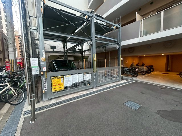 セレニテ桜川駅前プリエの駐車場