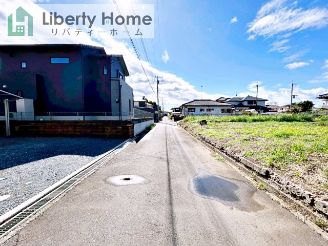 石岡市山崎　中古戸建の前面道路含む現地写真