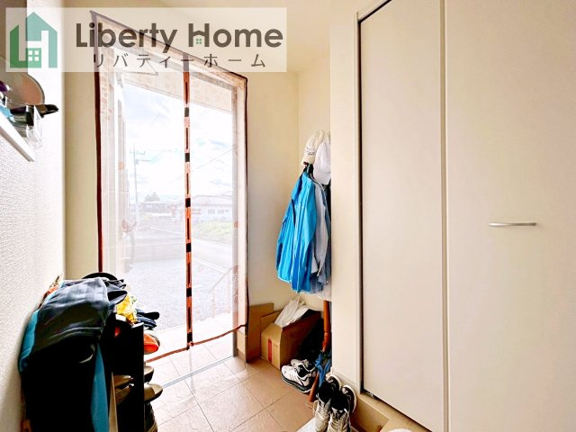 石岡市山崎　中古戸建の玄関