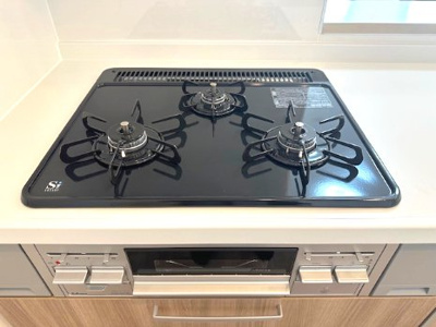 【キッチン】 | ファミール北大阪下新庄 | グリル付き3口コンロで煮込み料理をしながら、焼き物や汁物などをパパパッとお料理可能です。