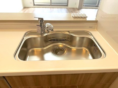 【キッチン】 | ファミール北大阪下新庄 | 広々シンク！シャワー水栓ですみずみまで水が届くので、シンクのお手入れもラクに行えます。