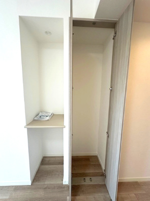 【収納】 | ファミール北大阪下新庄 | リビングには棚と収納スペース付き！家族のものが集まりがちなリビングをスッキリと保ちます。