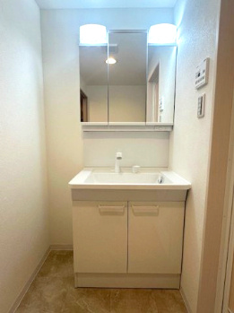 【独立洗面台】 | ファミール北大阪下新庄 | 大きく見やすい三面鏡付き洗面化粧台！シャワー水栓で朝の身支度もスムーズに行えそうですね。