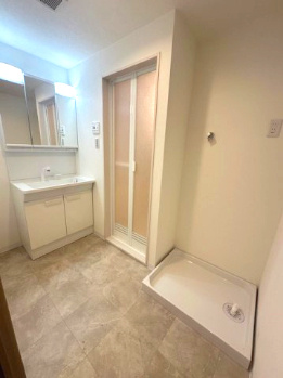 【脱衣所】 | ファミール北大阪下新庄 | 防水パン付き洗濯機置き場と脱衣スペースもしっかりと確保されている、ゆとりの洗面室！