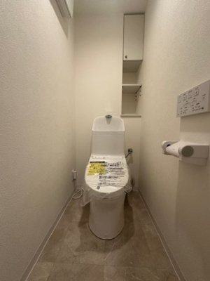 【トイレ】 | ファミール北大阪下新庄 | 温水洗浄便座付きのトイレで、寒い季節でも温かい便座で身体が冷えることなく座ることができます。