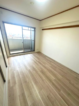 【洋室】 | ファミール北大阪下新庄 | バルコニーに面した、約6帖の洋室！暖かい陽光が差し込み明るい空間でお過ごしいただけます。