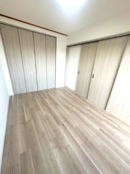 【洋室】 | ファミール北大阪下新庄 | 約6帖の洋室！扉を開けてリビングと一体空間、扉を閉じて個室にとフレキシブルに使えます。