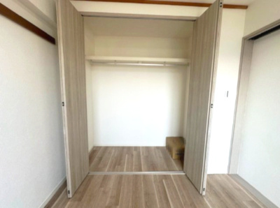 【収納】 | ファミール北大阪下新庄 | 約6帖の洋室には、大型のクローゼット付き！奥行きもあるので、収納ボックスをそのままクローゼットの中へ。