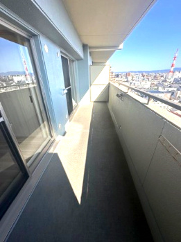 【バルコニー】 | ファミール北大阪下新庄 | 2部屋から出入りできる南向きバルコニー！たっぷりのお洗濯物もカラッと乾きそうです。