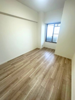 【洋室】 | ファミール北大阪下新庄 | 約5.9帖の洋室！全居室に窓が配されており、休息や趣味の時間を過ごすプライベート空間も充実。