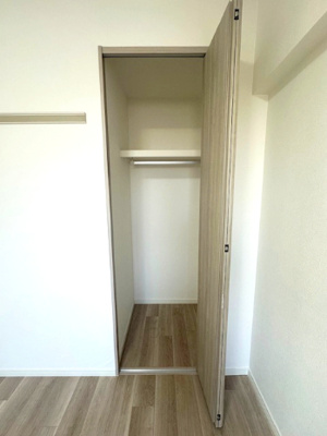 【収納】 | ファミール北大阪下新庄 | 約5.9帖洋室のクローゼット！お洋服や小物類等を収納できスッキリとした空間を保てます。