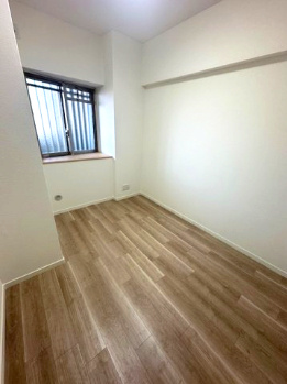 【洋室】 | ファミール北大阪下新庄 | 約4.1帖の洋室！出窓カウンターでは、お気に入りのディスプレイも楽しめそうです。