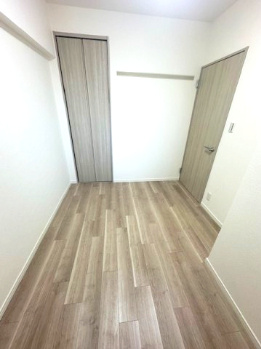 【洋室】 | ファミール北大阪下新庄 | 約4.1帖の洋室！コンパクトなお部屋はどこか落ち着きがあり、趣味も仕事も集中できそうです。